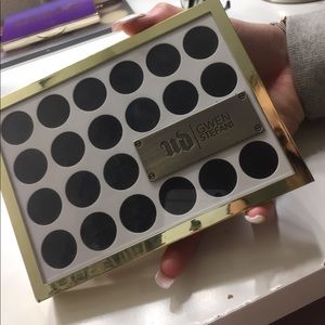 Urban Decay eyeshadow palette